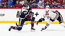 Martin Neas (88) z Colorado Avalanche stílí na bránu Chicago Blackhawks kolem...