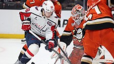 Luká� Dostál v brán� Anaheim Ducks �elí v zápase s Washington Capitals ataku...