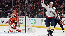 Aliaksej Protas z Washington Capitals oslavuje trefu proti Anaheim Ducks, v...