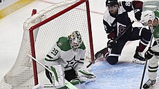 Martin Ne�as z Colorado Avalanche kle�í p�ed bránou Dallas Stars, zasahuje Jake...