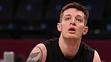 Vít Krej�í z Atlanta Hawks se chystá na zápas NBA.