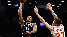 Vít Krej�í (vpravo) z Atlanta Hawks brání, zakon�uje Maxwell Lewis z Brooklyn...
