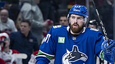 Filip Hronek (17) a Marcus Pettersson (29) slaví gól Vancouver Canucks.