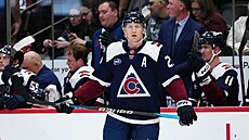 Nathan MacKinnon v dresu Colorado Avalanche