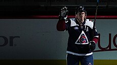 Nathan MacKinnon zdraví fandy Colorado Avalanche.