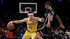 Austin Reaves (15) z Los Angeles Lakers se tla�í do Keona Johnsona (45) z...