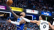 Damian Lillard (vlevo) z Milwaukee Bucks zakon�uje na ko� Indiana Pacers, brání...