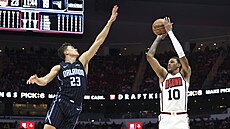 Jabari Smith Jr. (10) z Houston Rockets st�ílí na ko� Orlando Magic, brání...