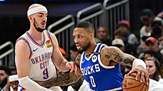 Damian Lillard (0) z Milwaukee Bucks se tla�í ke ko�i Oklahoma City Thunder,...