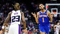 Cameron Payne (1) z New York Knicks oslavuje na palubovce Sacramento Kings.