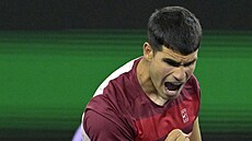 Carlos Alcaraz se raduje b�hem zápasu na turnaji v Indian Wells.