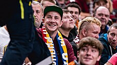 Jakub �táfek v hledi�ti p�i zápase hokejové Sparty