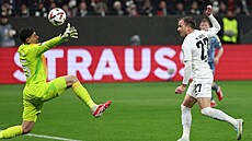 Mario Götze (vpravo) z Frankfurtu skóruje v zápase s s Ajaxem Amsterdam.