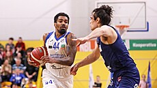 Jacob Evans III. (vlevo) z Olomoucka útoí v zápase s Dínem, brání ho Isaac...