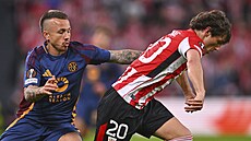 Angelino (vlevo) z AS �ím nahání Unaie Gomeze z  Athletiku Bilbao.