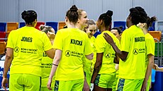 Basketbalistky USK Praha se chystají na zápas.