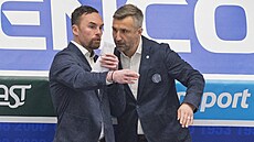 Filip Peán (vlevo) a jeho asistent Jií Kudrna na lavice Liberce