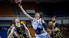 Dylan Frye z Brna zakonuje na písecký ko mezi Jakubem imonkem (7) a Kevinem...