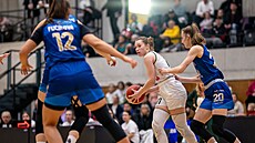 Lucie Válková (v bílém) z Ostravy pod tlakem �t�pánky Je�kové z Levhartic...