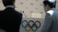 V kesle pedsedy Mezinárodního olympijského výboru usedne nový mu. Nebo ena.