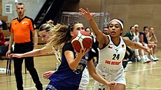 Ostravské basketbalistky Veronika Szabó a Oliana Squiresová (zleva) se snaí...