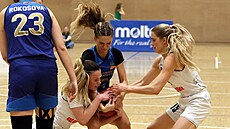 O balon se petahují ostravské basketbalistky Iva Beloeviová a Nikola...