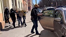 Donutil hlída�e, aby ho nechal jít. Policie chytila ozbrojeného recidivistu