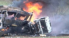 Nákladní auto p�evá�ející topný olej se srazilo s tramvají. Nehoda má t�i ob�ti...