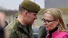 Ministryn� obrany Jana �ernochová a ná�elník generálního �tábu Karel �ehka p�i...