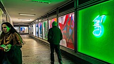 Sv�telná instalace prom�nila podchod pod hradeckou t�ídou Karla IV. ve vizuální zá�itek, ukazuje i jeho smutné �ekání na opravu. (5. b�ezna 2025)