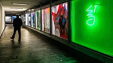 Sv�telná instalace prom�nila podchod pod hradeckou t�ídou Karla IV. ve vizuální zá�itek, ukazuje i jeho smutné �ekání na opravu. (5. b�ezna 2025)