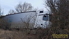 Nehoda dvou kamion� zastavila provoz mezi �ernicemi a �t�novicemi. Jeden z voz�...