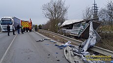 Nehoda dvou kamion� zastavila provoz mezi �ernicemi a �t�novicemi. Jeden z voz�...
