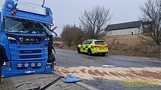 Nehoda dvou kamion� zastavila provoz mezi �ernicemi a �t�novicemi. Jeden z voz�...