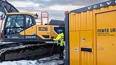 Elektrický bagr Volvo u nabíjecí stanice (12. bezna 2025)