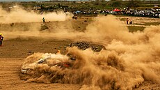 V prachu schovaný v�z Elfyna Evanse na Safari rallye Ke�a