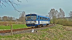 Motorový v�z 810.551 na jedné z tratí ve �luknovském výb�ku