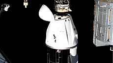Lo Crew Dragon dopravující na Zemi astronauty mise Crew-9 se odpoutává od...