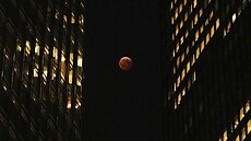 Zatm�ní M�síce zachycené mezi mrakodrapy v pátek 14. b�ezna 2025 v centru...