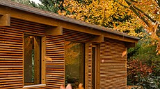 D�m s plochou st�echou a d�ev�nou fasádou svým umíst�ním respektuje p�vodní...