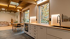 Z obývacího pokoje se dá voln� p�ejít p�es terasu do nejv�t�í otev�ené �ásti...