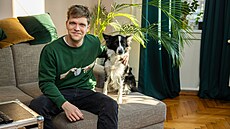 Kouzelníkovým jediným domácím spoleníkem je jeho milovaná fenka Neiva.