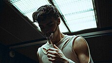 Adam Pavlovin alias ADONXS v klipu k písnice Kiss Kiss Goodbye (2025)