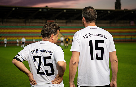 N�me�tí poslanci Markus Weinberg a Bernd Reuther v dresu FC Bundestag (9. �íjna...