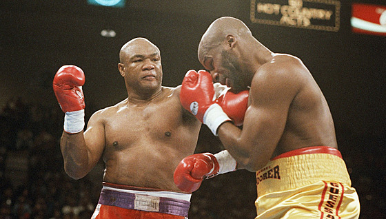 George Foreman (vlevo) v souboji o titul s Michaelem Moorerem.