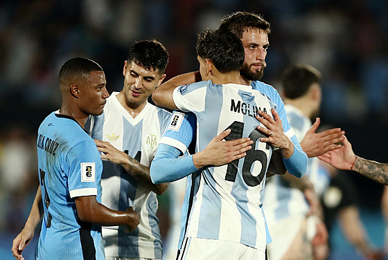Rodrigo Bentancur z Uruguaye a Nahuel Molina se objímají po zápase kvalifikace...