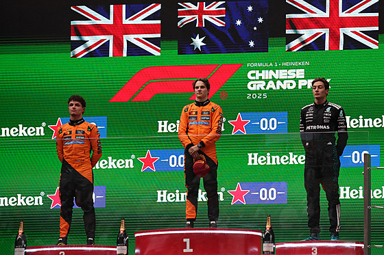 Stupn� vít�z� po Velké cen� �íny. Zleva Lando Norris, Oscar Piastri a George...