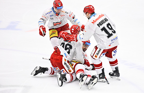 Hokejisté Hradce oslavují gól na led� Boleslavi v �estém �tvrtfinále.