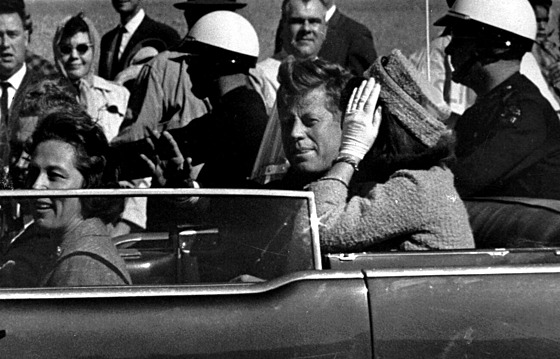 Prezident Kennedy s man�elkou v limuzín� v den atentátu v Dallasu (22....