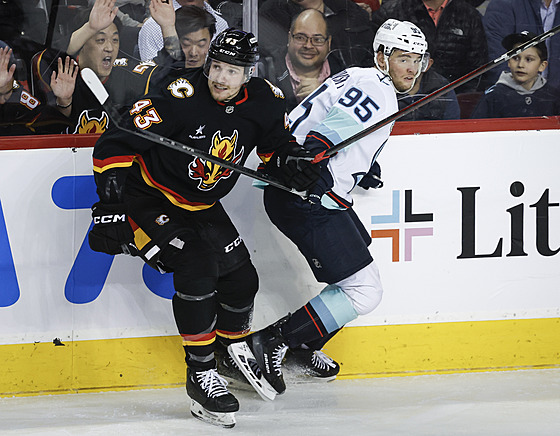 Adam Klapka z Calgary Flames (vlevo) bhem utkání se Seatle Kraken.